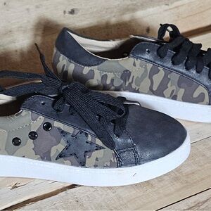 Camo Star Accent Sneakers in Black and Olive
